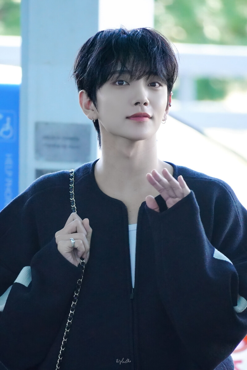 241020 SEVENTEEN Joshua at Incheon International Airport documents 2