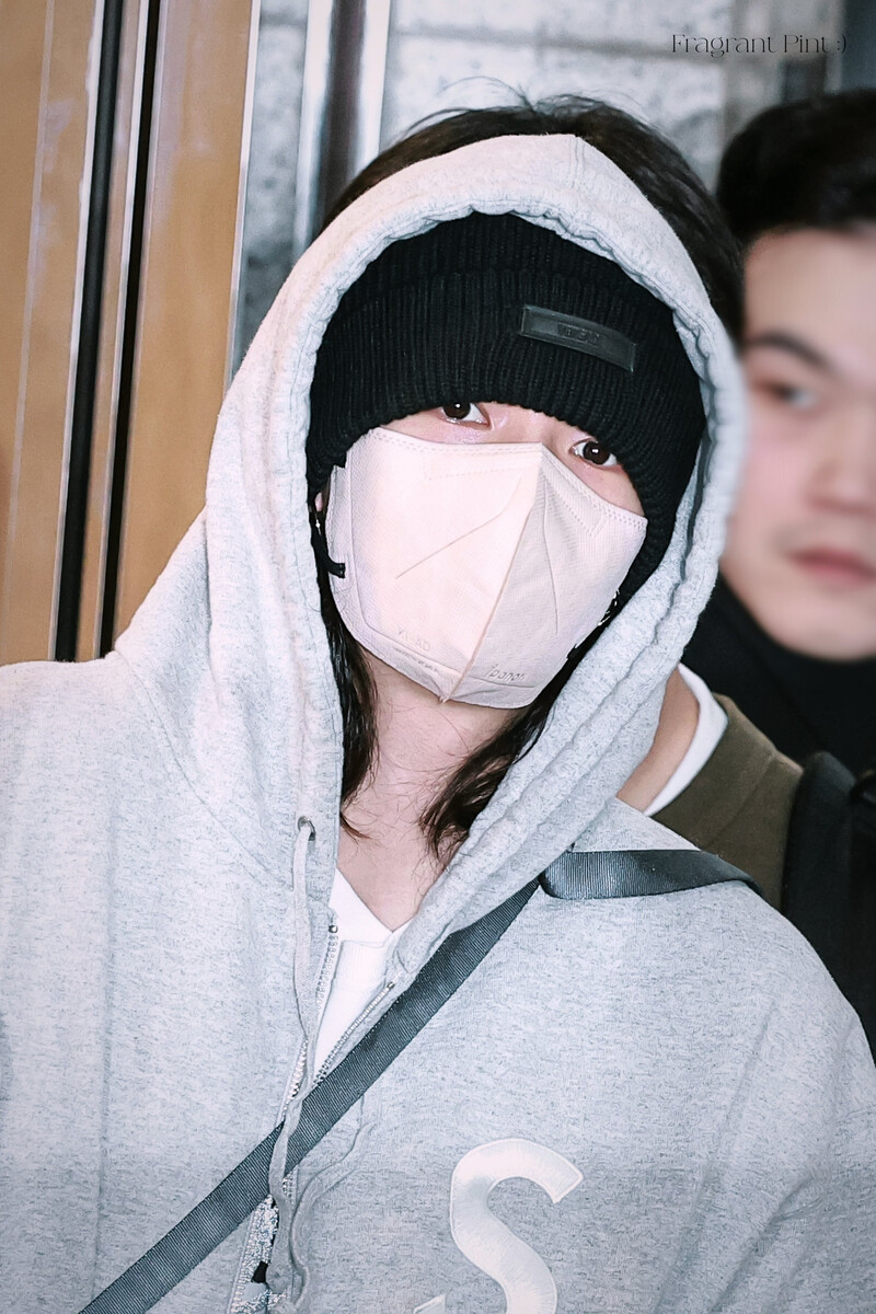 241102 HYUNJIN AT GIMPO AIRPORT documents 1