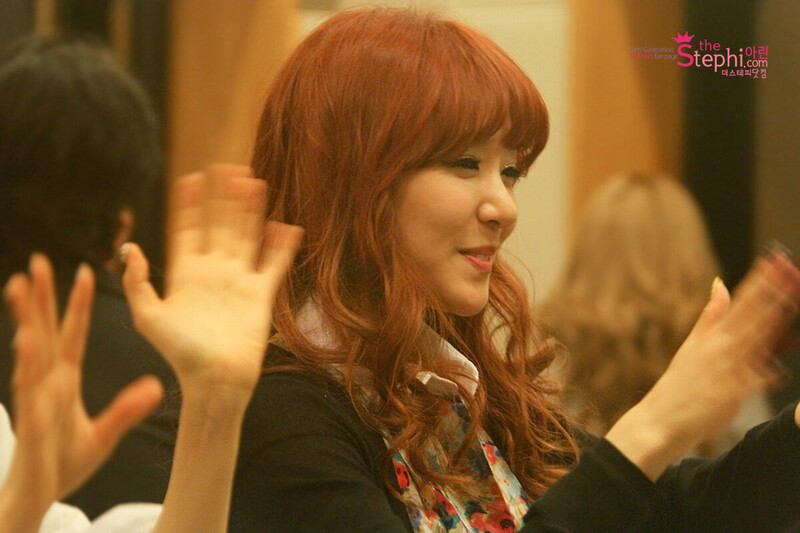 120504 Girls' Generation Tiffany, Taeyeon & Seohyun at Sukira documents 13