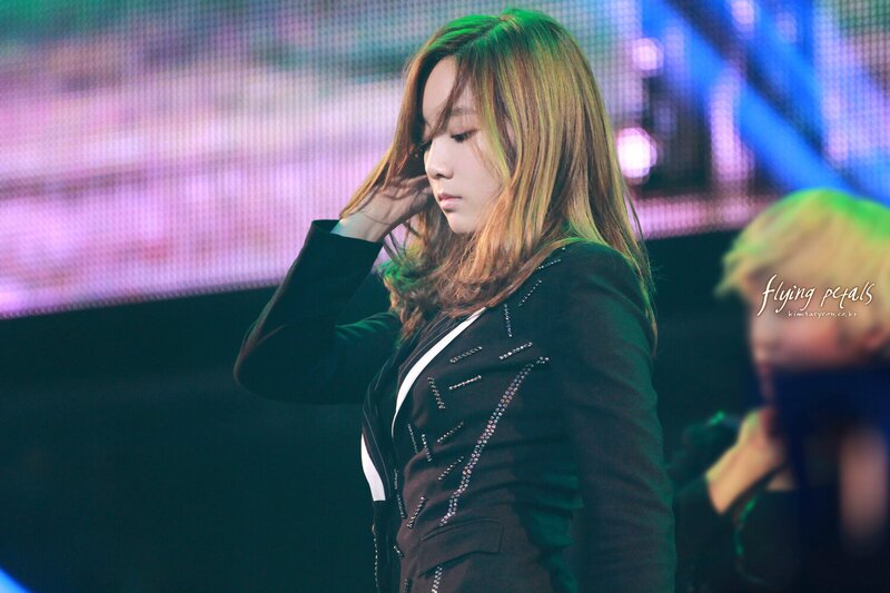 121021 Girls' Generation Taeyeon at GS& Concert documents 12