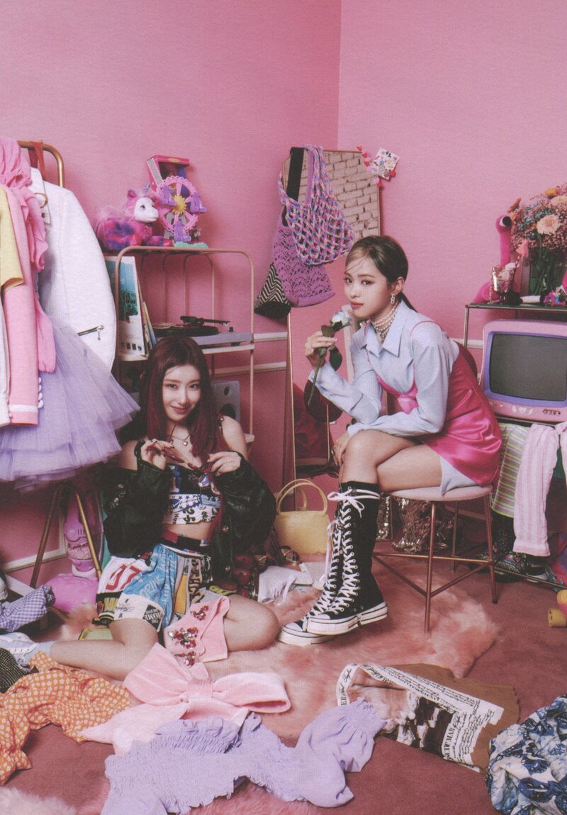 ITZY 'Crazy In Love' Album Scans documents 15