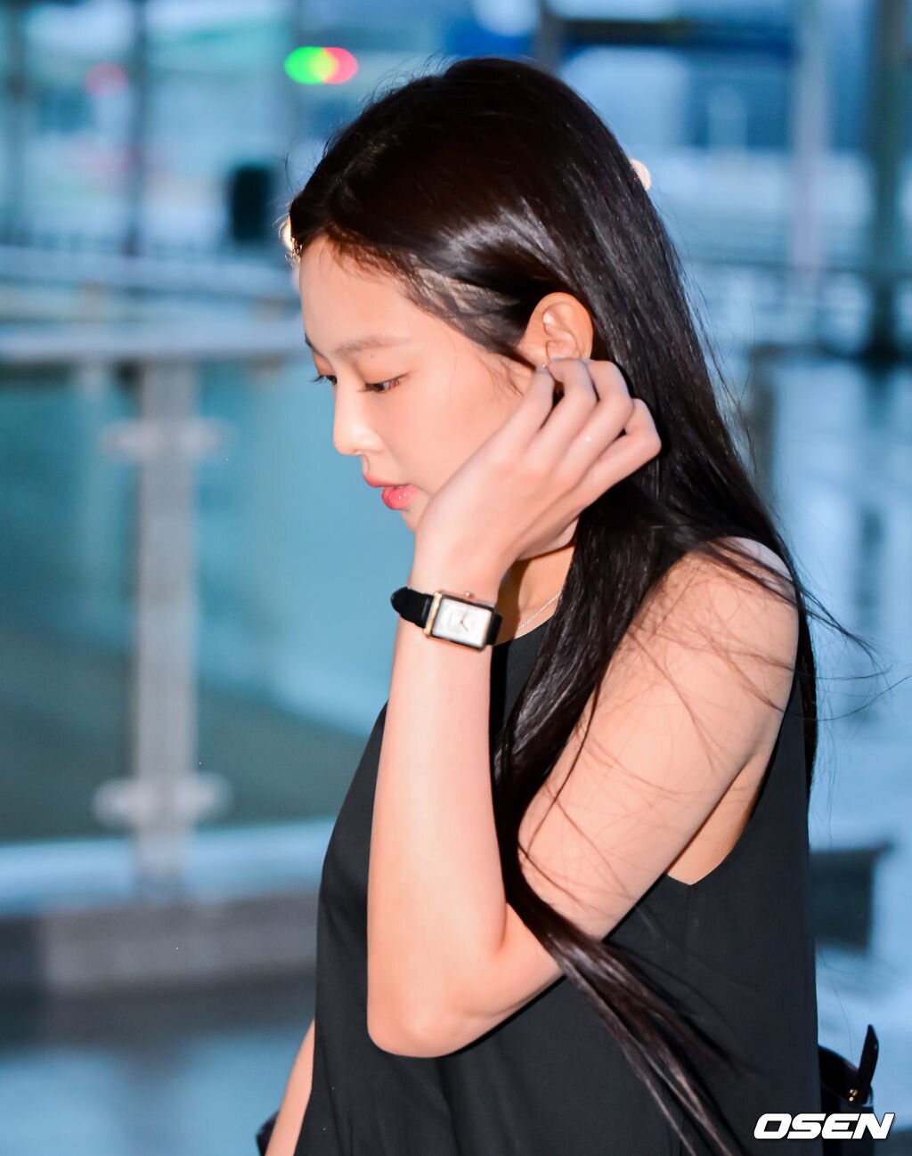 X 上的ᴱᴬᴿᵀᴴ ᴶᴱᴺᴺᴵᴱ：「Chanel released official photos of Jennie appearance in  ICN airport go to Paris Jennie showed off her fashionista side. The white  long trench coat worn by Jenni