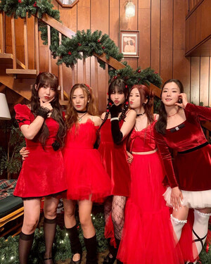 231211 APINK instagram update - 'Pink Christmas' behind