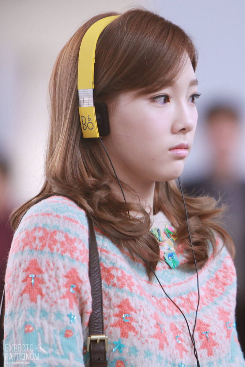 121015 Girls' Generation Taeyeon at Gimpo Airport documents 1
