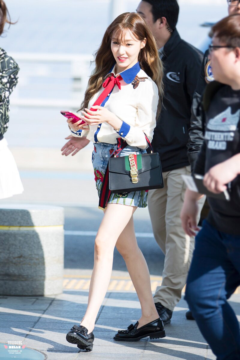 160415 Girls' Generation Tiffany at Incheon Airport documents 3