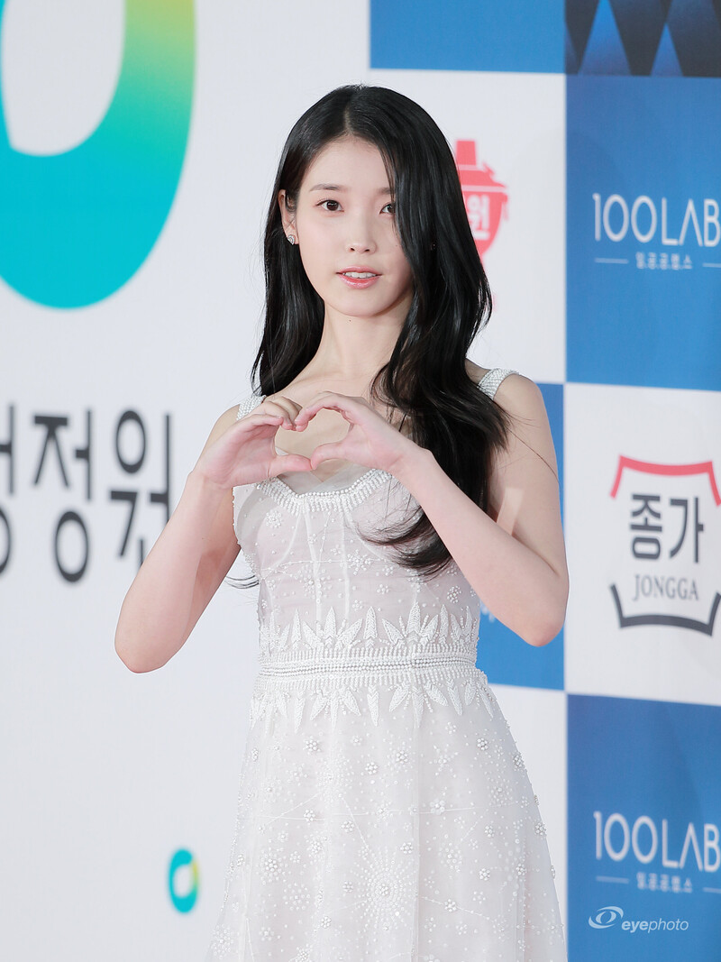 221125 IU at 43rd Blue Dragon Film Awards Red Carpet documents 6