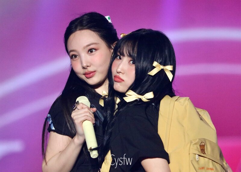 230416 TWICE Nayeon & Momo - ‘READY TO BE’ World Tour in Seoul Day 2 documents 3