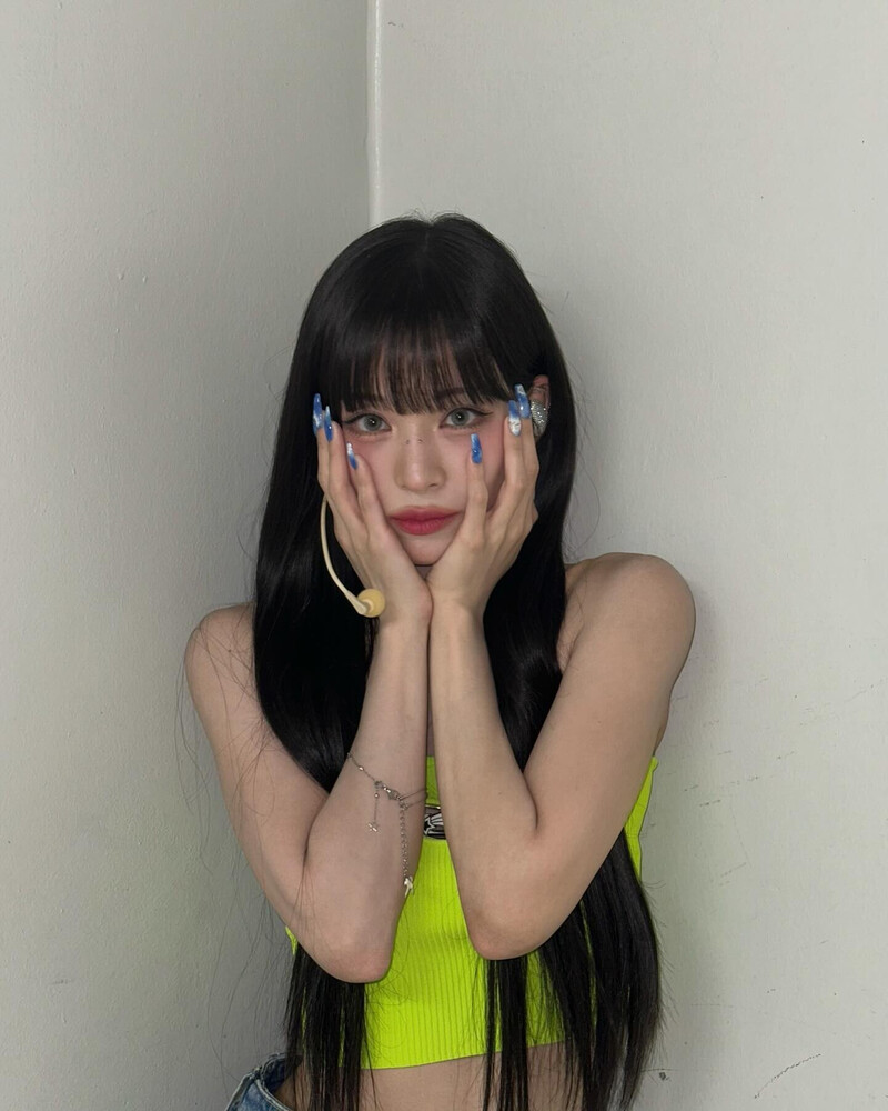 240818 fromis_9 Chaeyoung Instagram Update documents 4