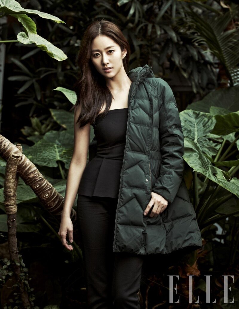 Jeon Hye-bin Elle Korea Magazine December 2012 Photoshoot documents 1