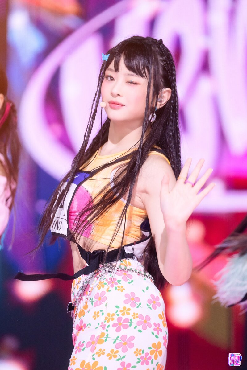 220821 NewJeans Hanni - 'Attention' at Inkigayo documents 9