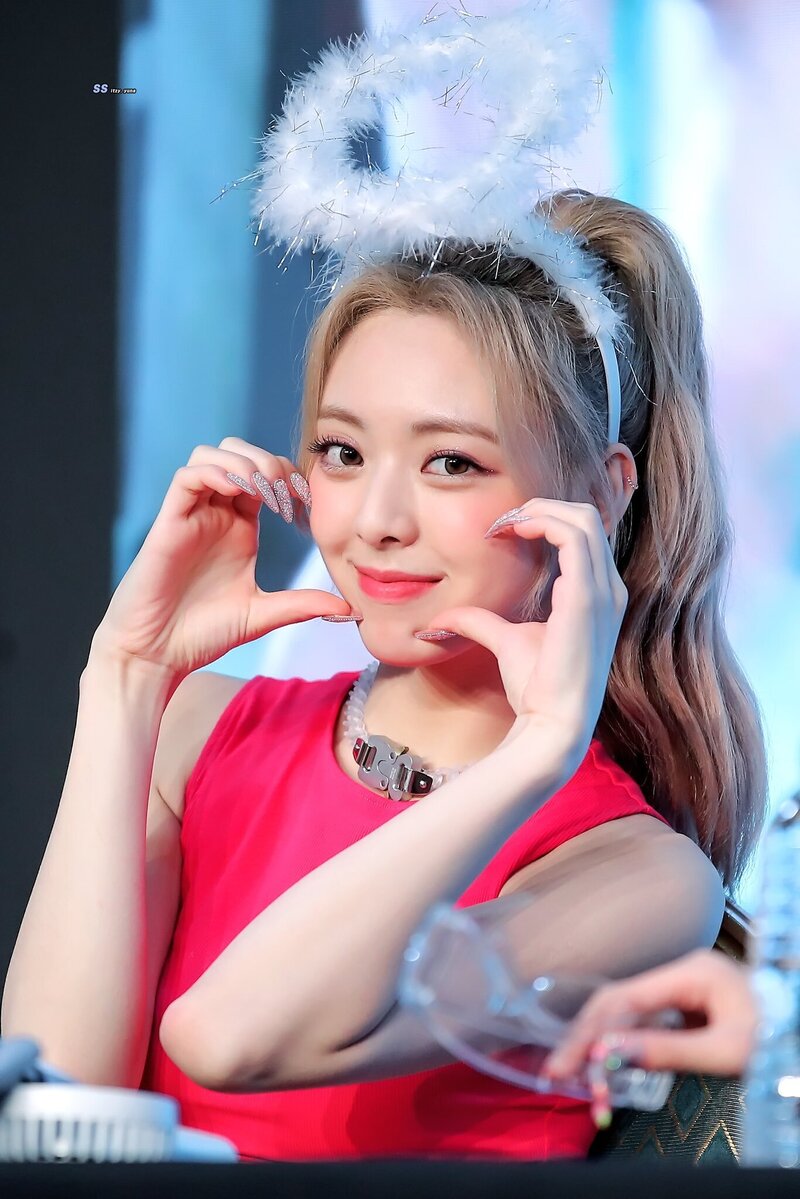 220723 ITZY Yuna - Fansign Event documents 4