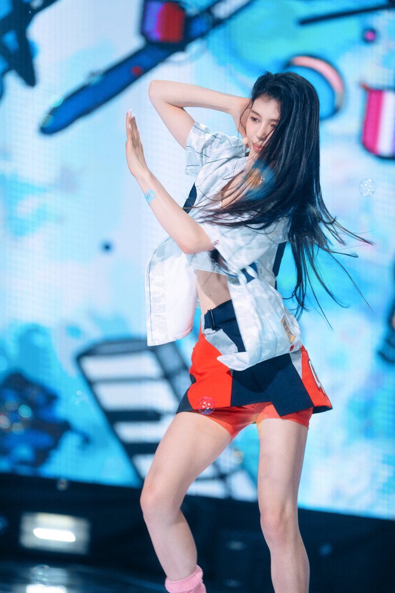 220807 NewJeans Danielle 'Attention' at Inkigayo documents 7