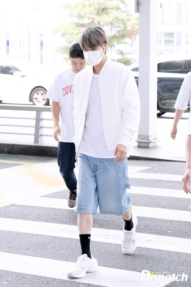 230720 NCT Jungwoo at Incheon Internation Airport heading to Los  Angeles documents 4