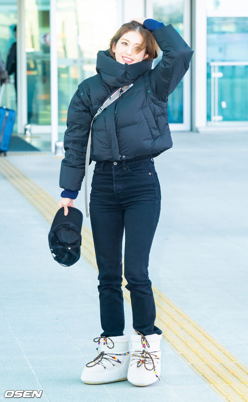 250102 Jeon Somi at Incheon Airport documents 6