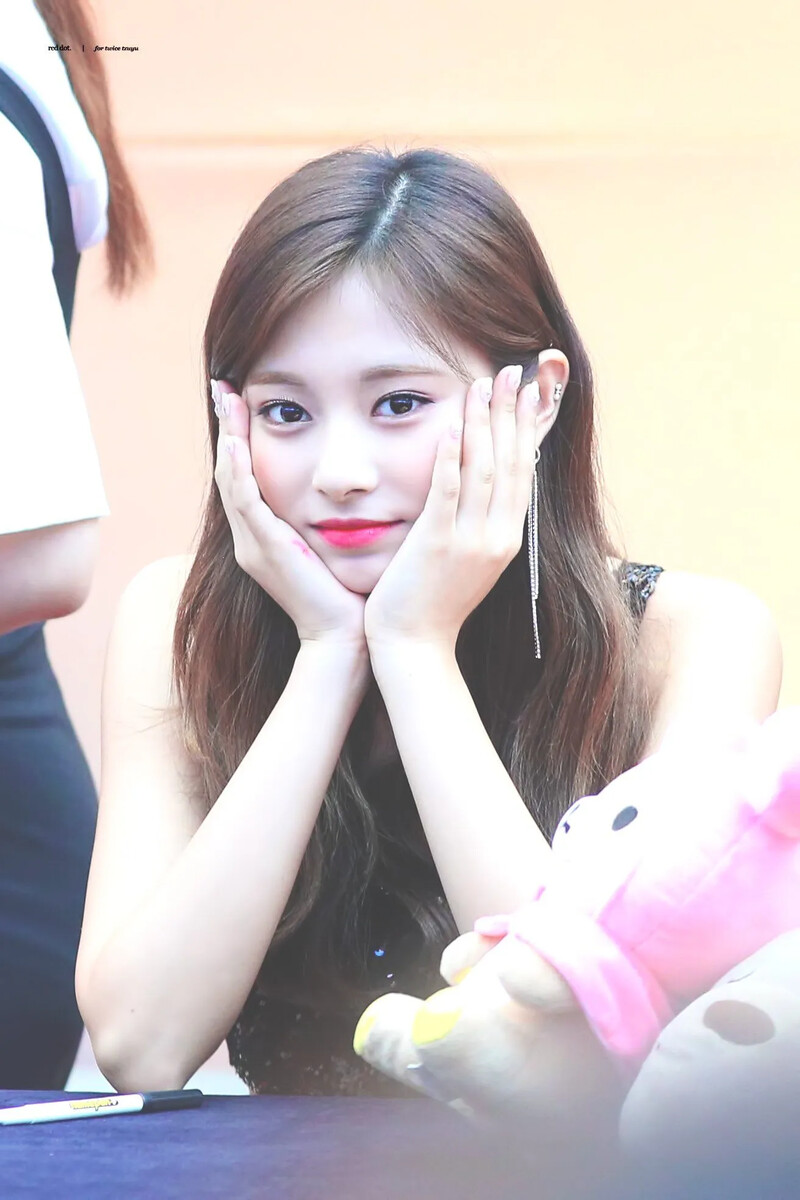 Tzuyu1375.jpg