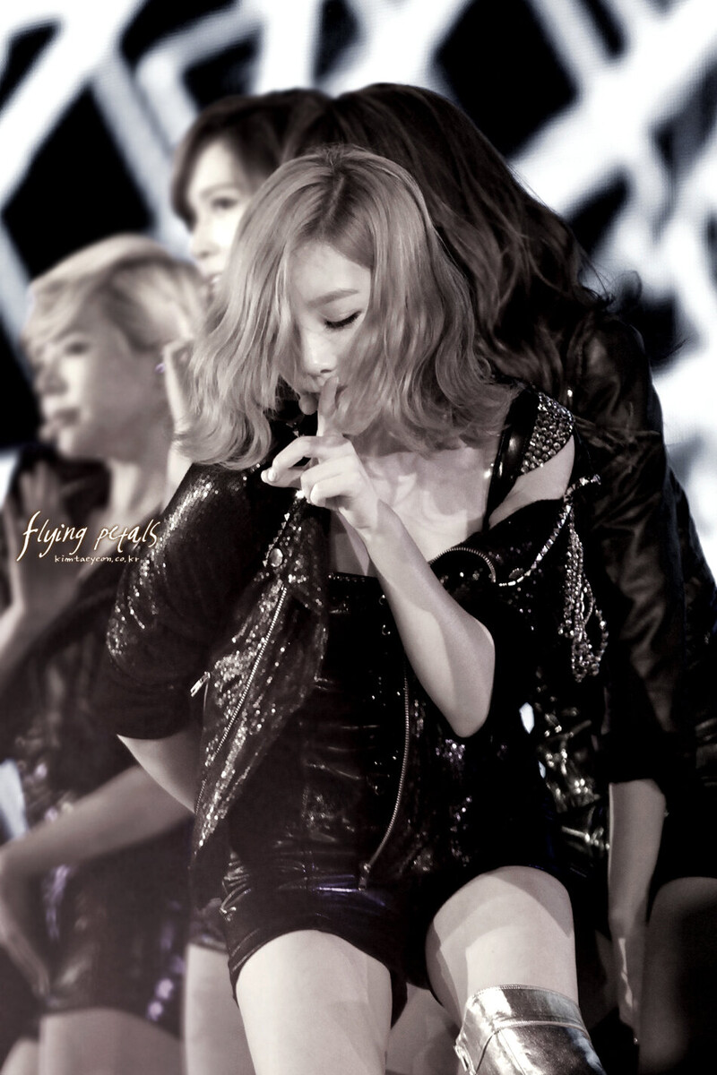 120115 Girls' Generation Taeyeon at 2011 Girls' Generation Tour in Hong Kong documents 29