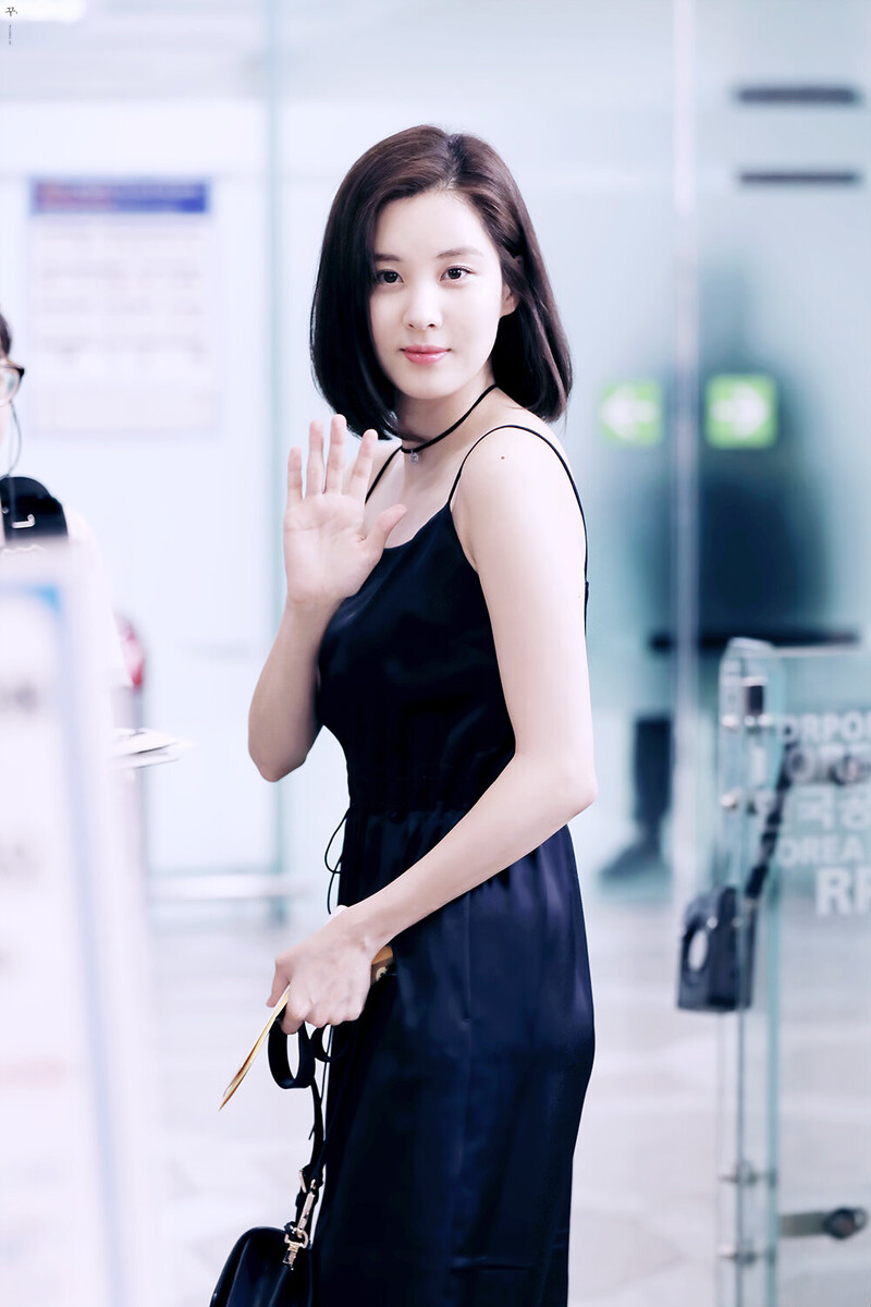 170727 Girls' Generation Seohyun at Gimpo Airport documents 4