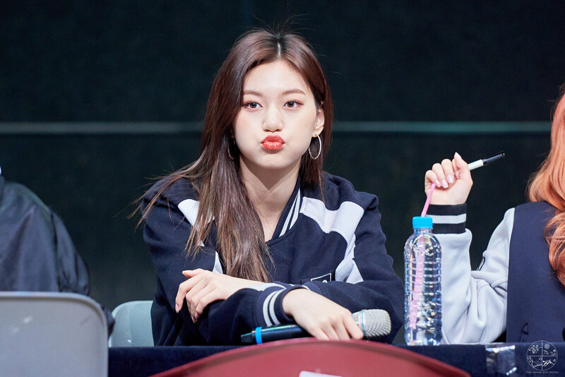 180408 Weki Meki Doyeon at Incheon 'Lucky' Fansign documents 1