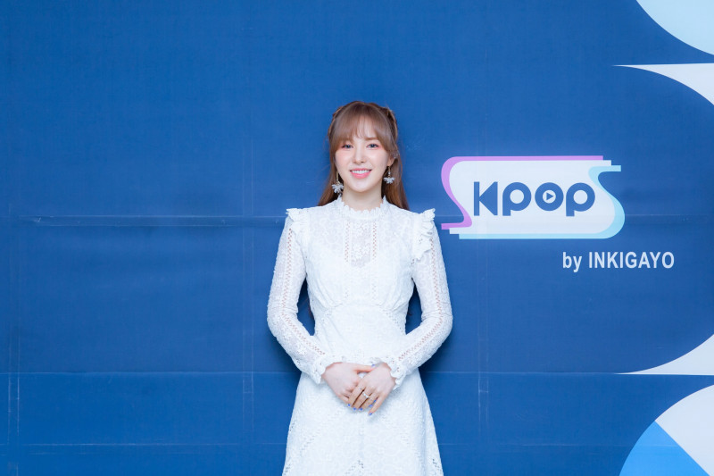 210411 SBS Twitter Update - Wendy at Inkigayo Photowall documents 4