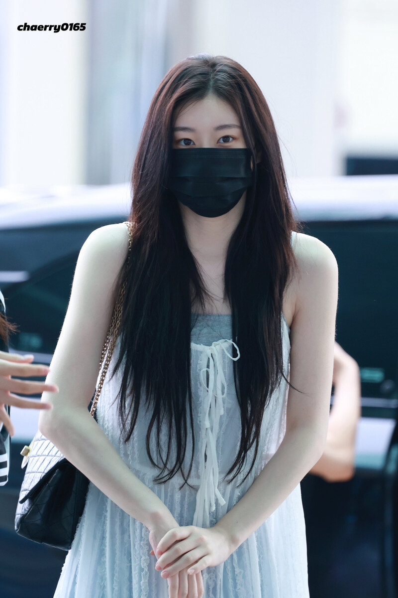240719 ITZY Chaeryeong at Incheon International Airport documents 1