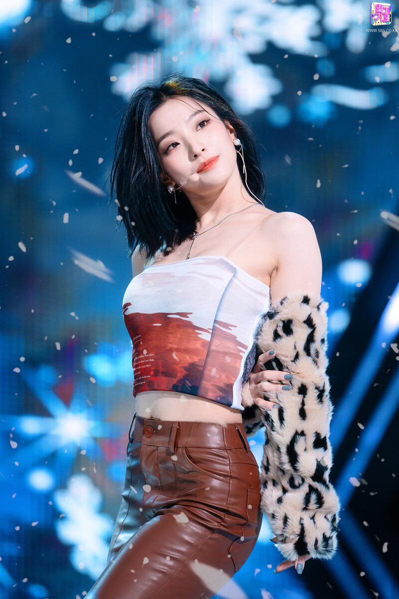 220130 fromis_9 Saerom - 'DM' at Inkigayo documents 9