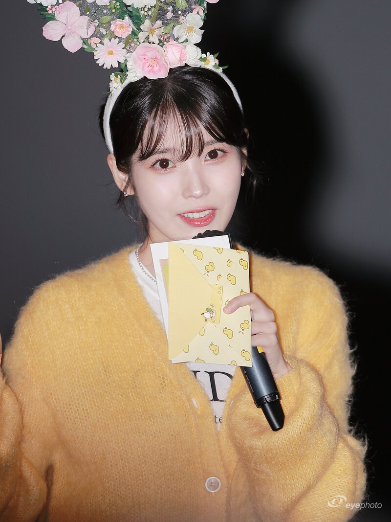 231013 IU - 'The Golden Hour' Movie Stage Greeting documents 1