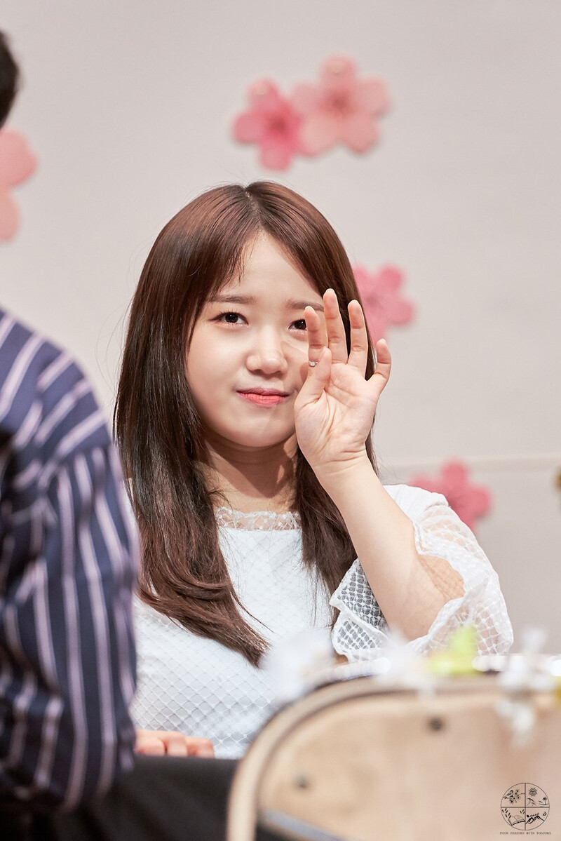 180415 Weki Meki Yoojung at Bundang 'Lucky' Fansign documents 3