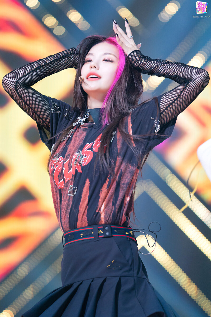 211010 ITZY - 'LOCO' at Inkigayo documents 15