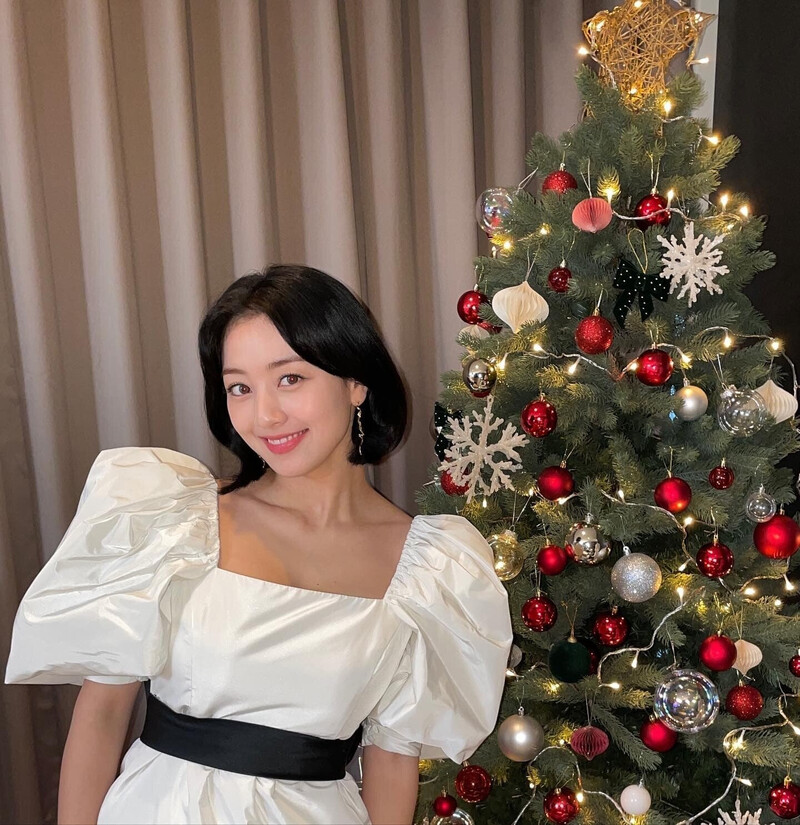 211120 TWICE Instagram Update - Jihyo documents 2