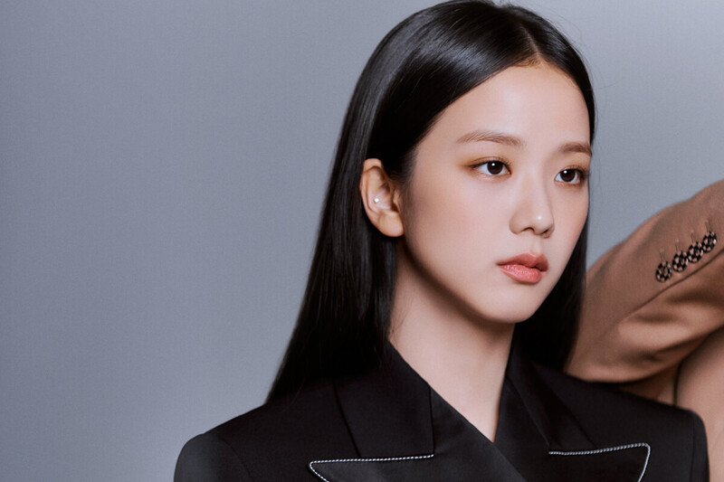 211211 YG Stage Naver Post - BLACKPINK Jisoo Harpers Magazine December Issue Behind documents 15