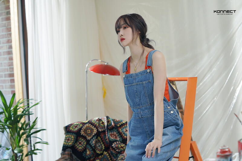 221014 KONNECT Naver Post - YUJU - 'Evening' MV Behind documents 18