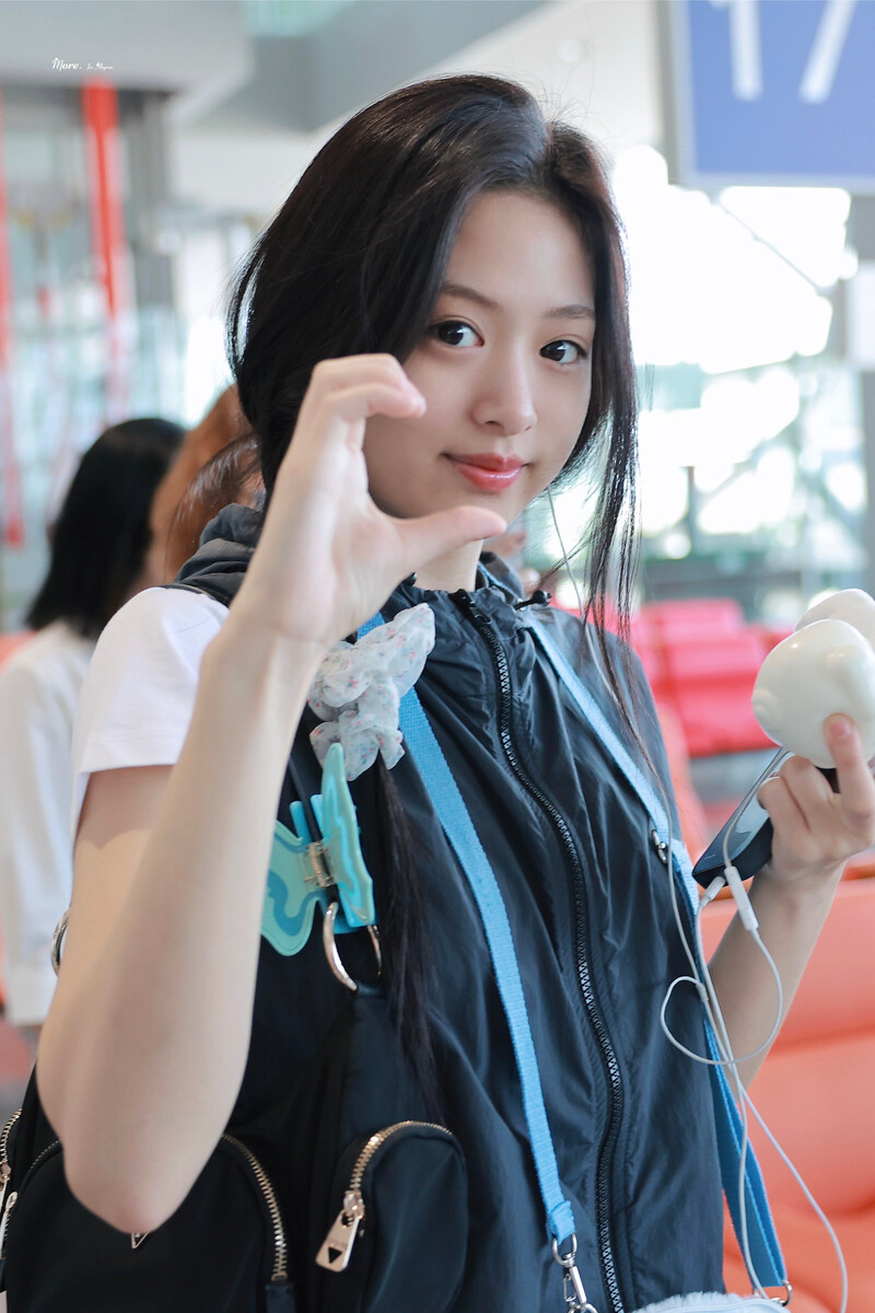 240801 BABYMONSTER Ahyeon at Airport documents 5