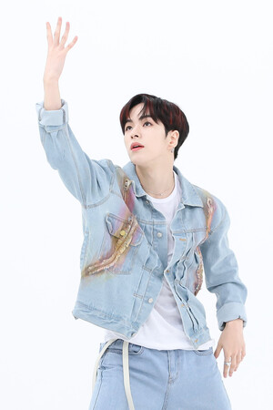 230705 MBC Naver Post - Treasure T5 Jaehyuk at Weekly Idol