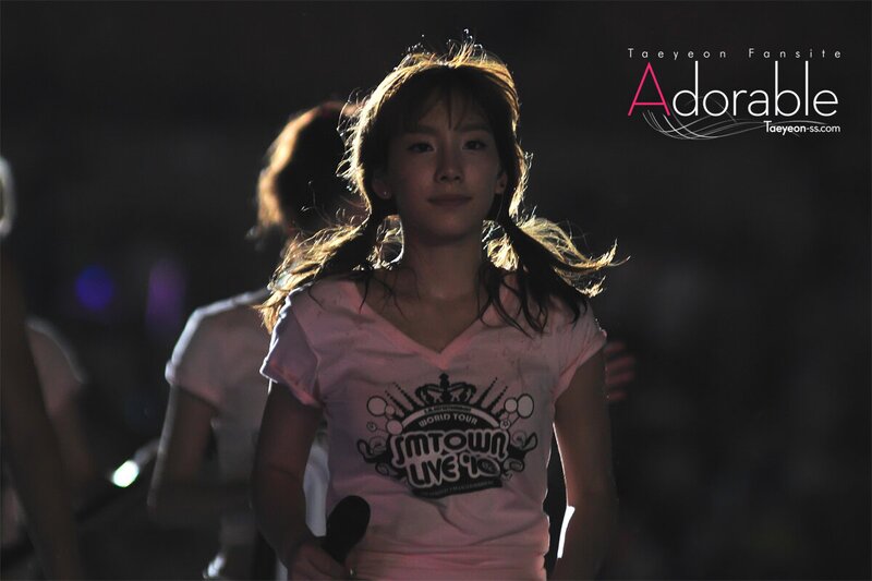 100821 Girls' Generation Taeyeon at SMTOWN Live in Seoul documents 2