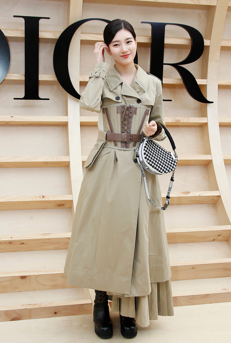 220430 Bae Suzy - Dior Women's F/W 2022 Runway Show documents 8