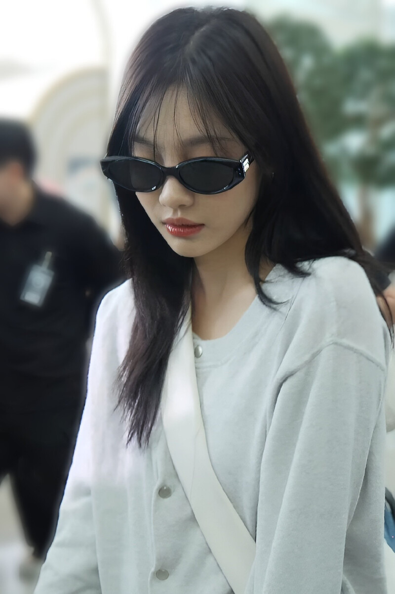 240719 aespa Ningning at Incheon International Airport documents 1