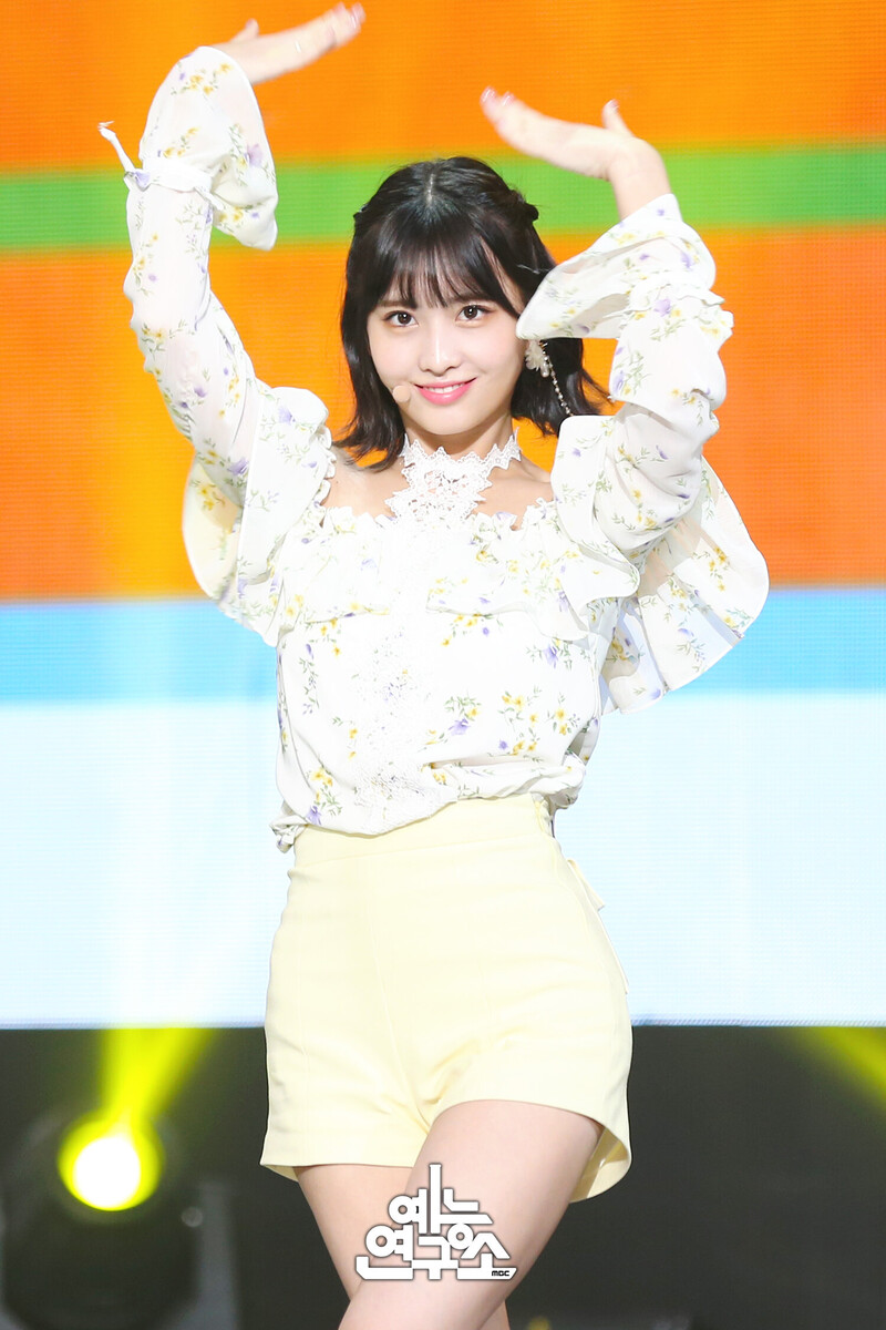 180421 TWICE Momo - 'What is Love?' at Music Core documents 2