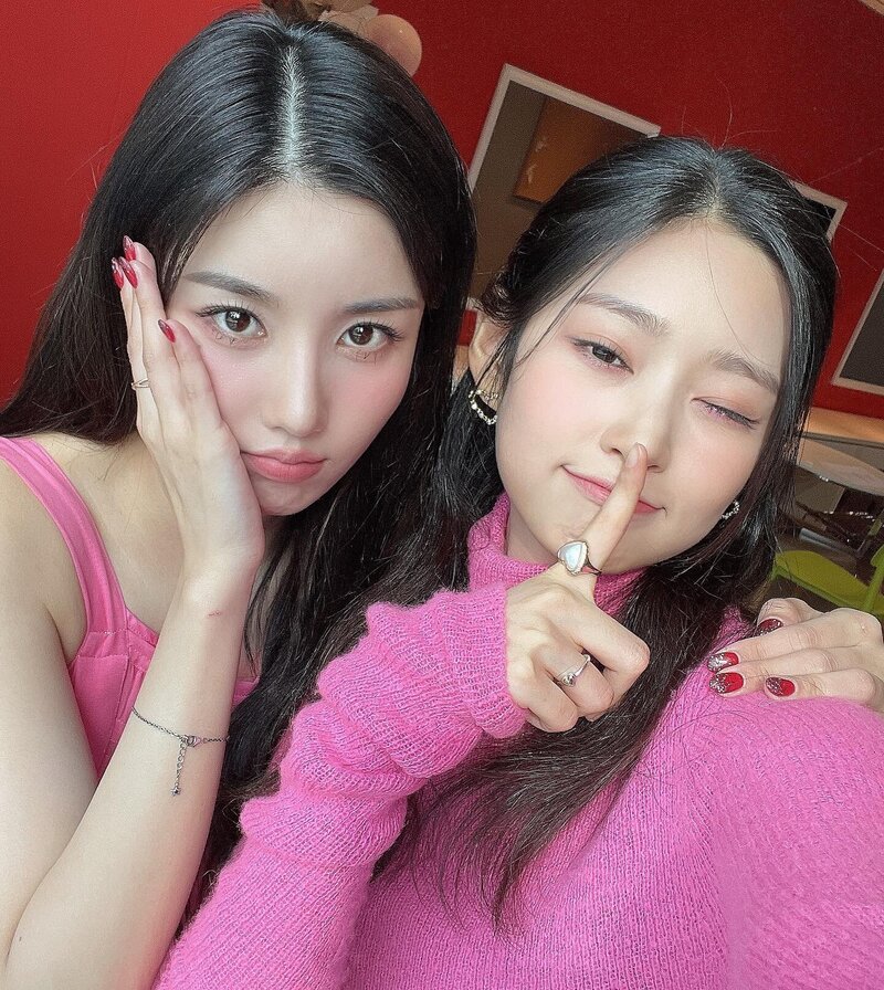 210828 Kwon Eunbi & Kim Minju Instagram Update at Music Core | kpopping