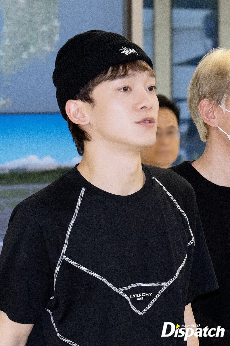 230610 EXO Chen at Gimpo Airport documents 3