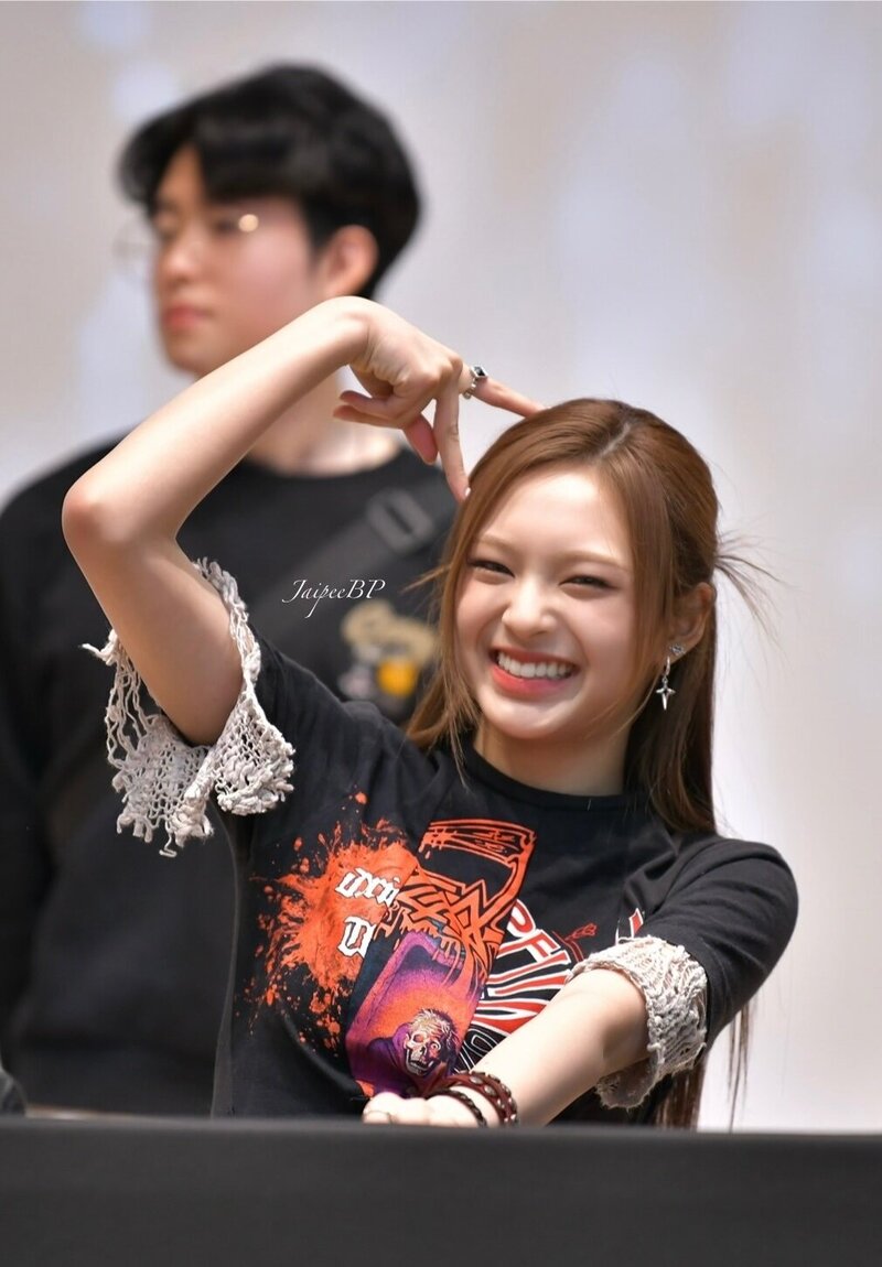 240414 BABYMONSTER Chiquita - Weverse Fansign Event documents 3