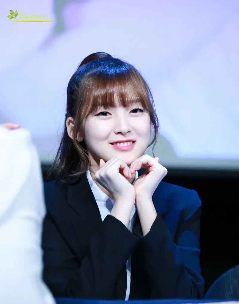 160402 오마이걸 명동 팬사인회 아린 (4).jpg