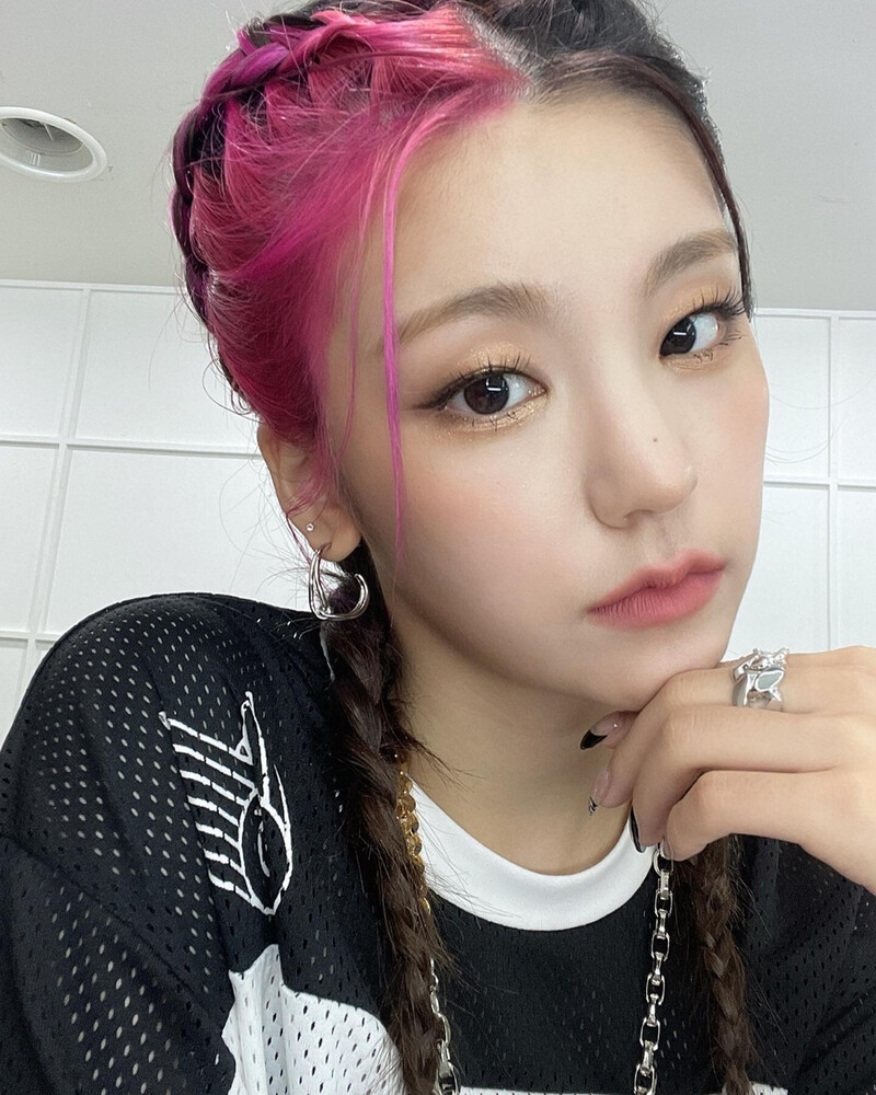 211015 ITZY Instagram Update - Yeji documents 4