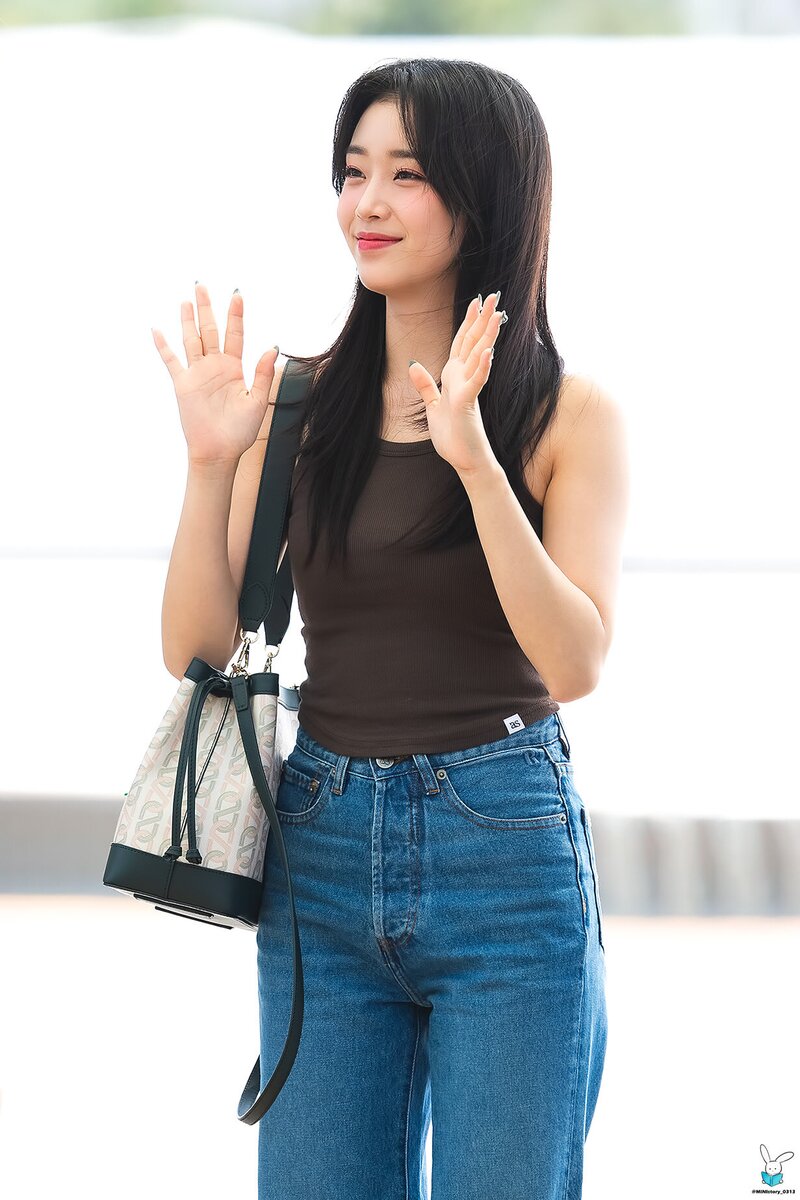 220817 STAYC Sumin at Incheon International Airport departing for KCON USA Tour documents 4