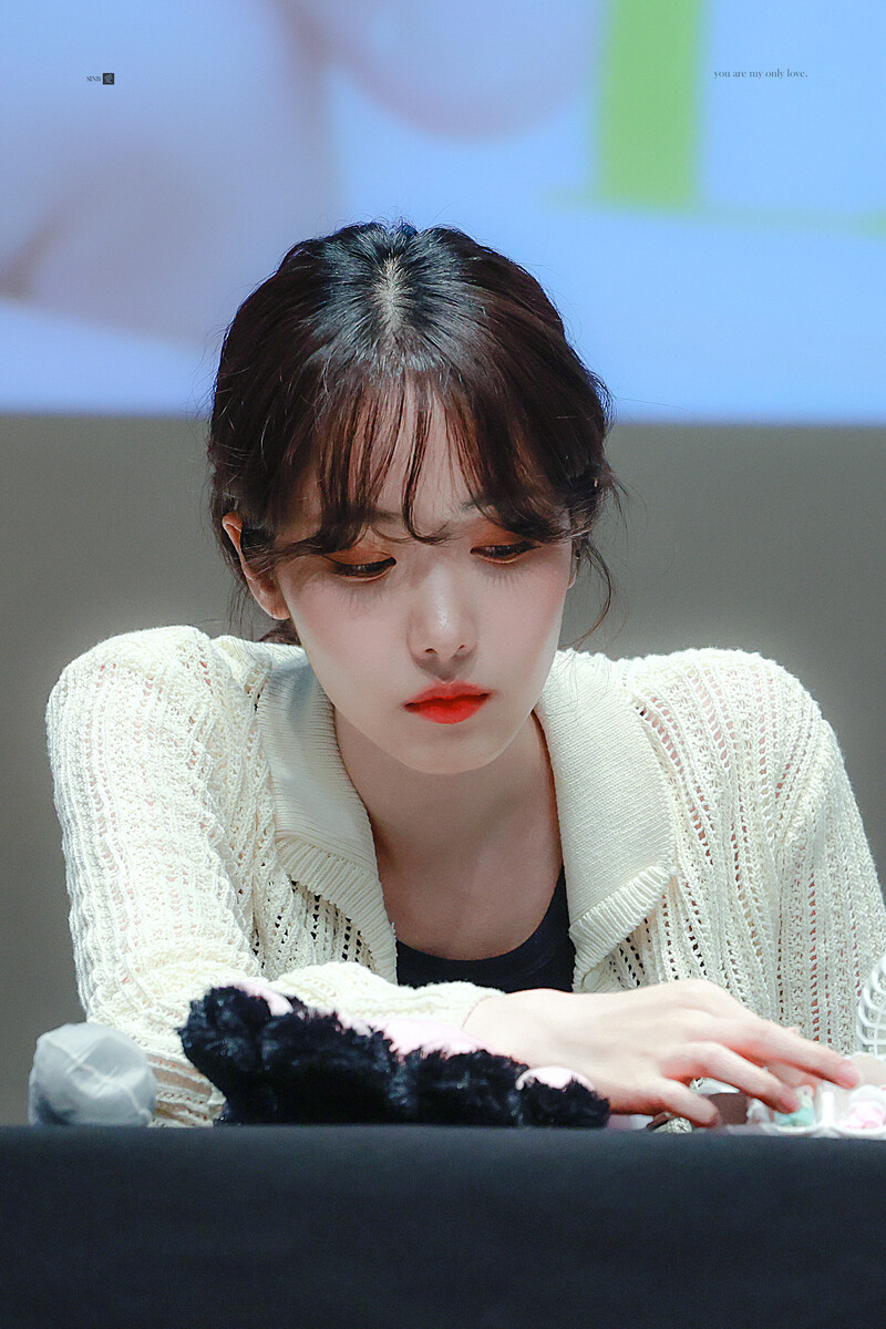 220723 VIVIZ SinB at 'Summer Vibe' Fansign documents 6