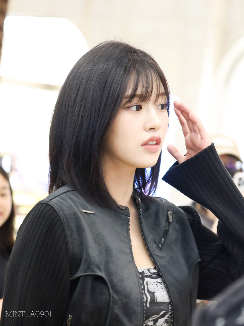 240921 IVE Yujin at Gimpo International Airport documents 7