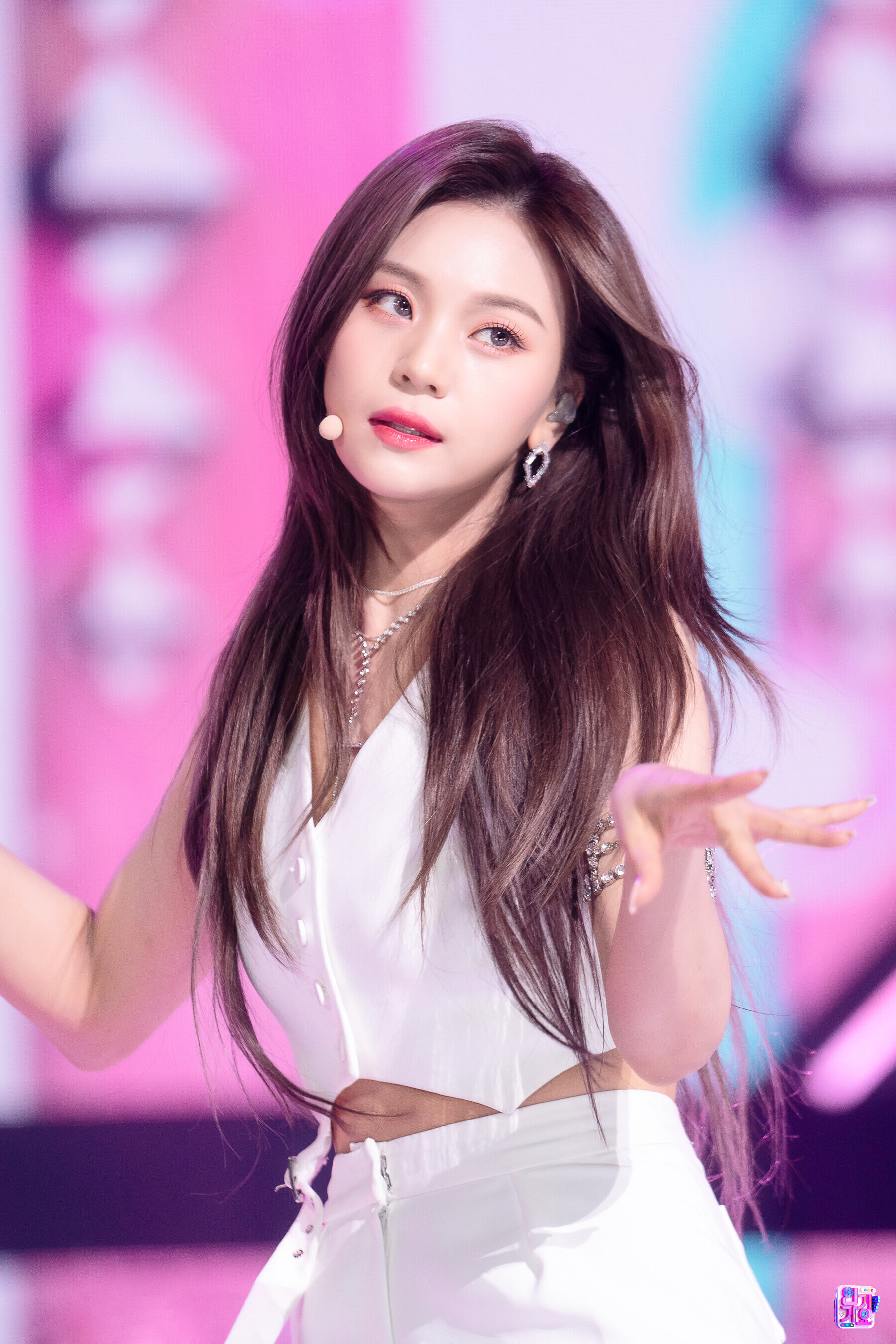 230212 VIVIZ Umji 'PULL UP' at Inkigayo | kpopping