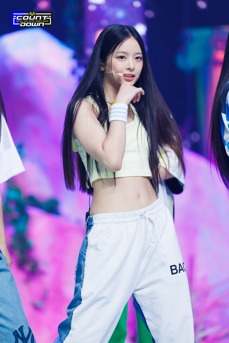 220811 NewJeans Hanni 'Attention' at M Countdown documents 3