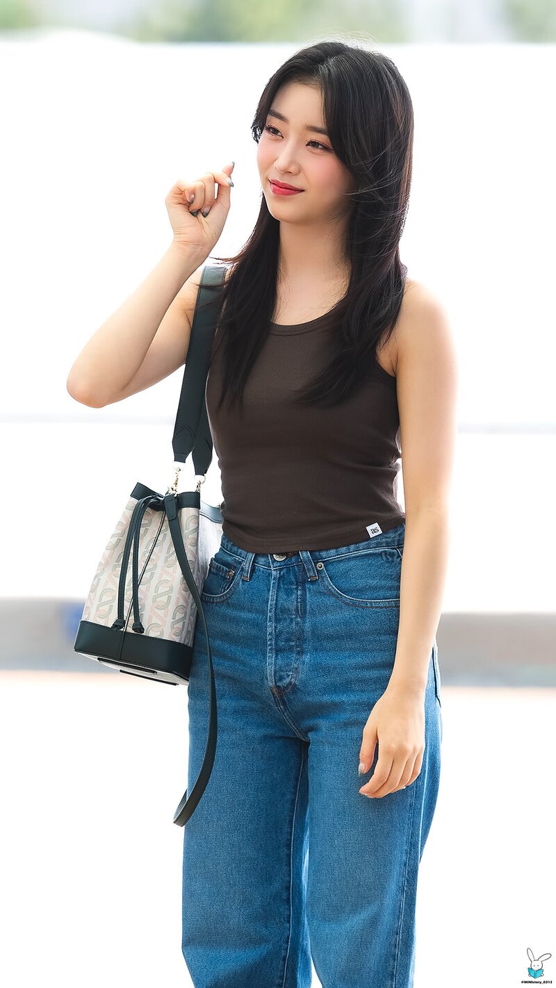 220817 STAYC Sumin at Incheon International Airport departing for KCON USA Tour documents 10