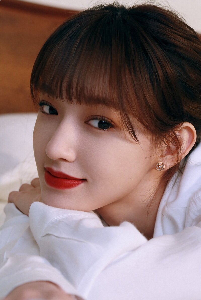WJSN's Cheng Xiao for Canon EOS M50 Mark II documents 3