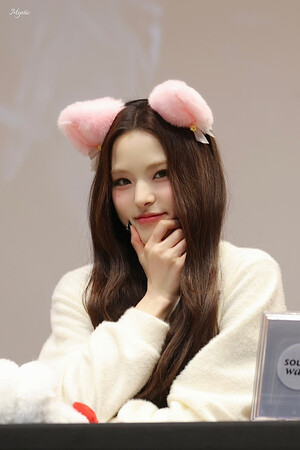 241213 izna Mai at Soundwave Fansign